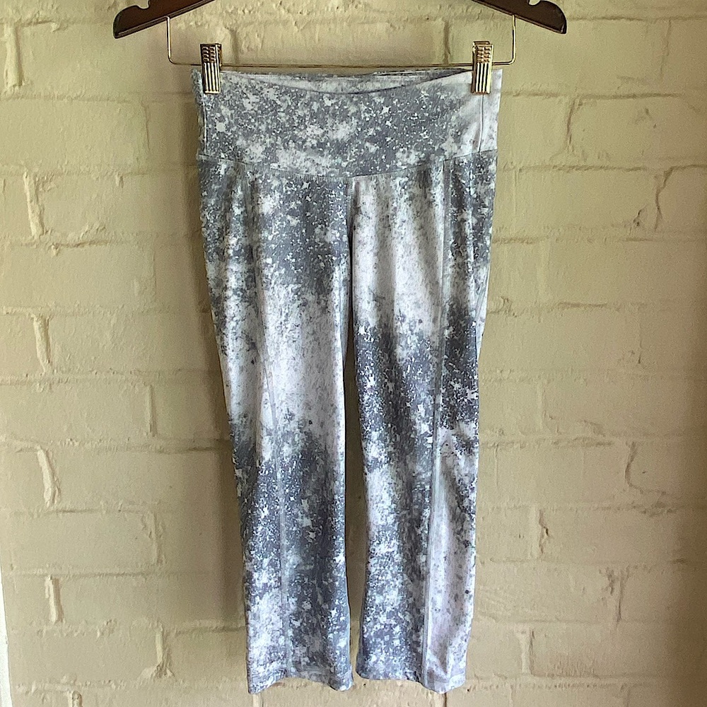 Old Navy Active XS gray and white splatter paint design stretch leggings